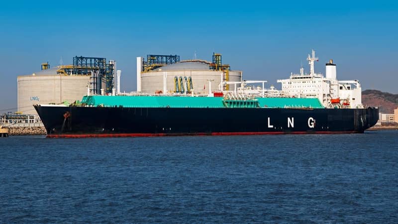 Picture of a LNG (Liquefied natural gas) tanker ship unloading its cargo at Shanghai Yangshan LNG terminal