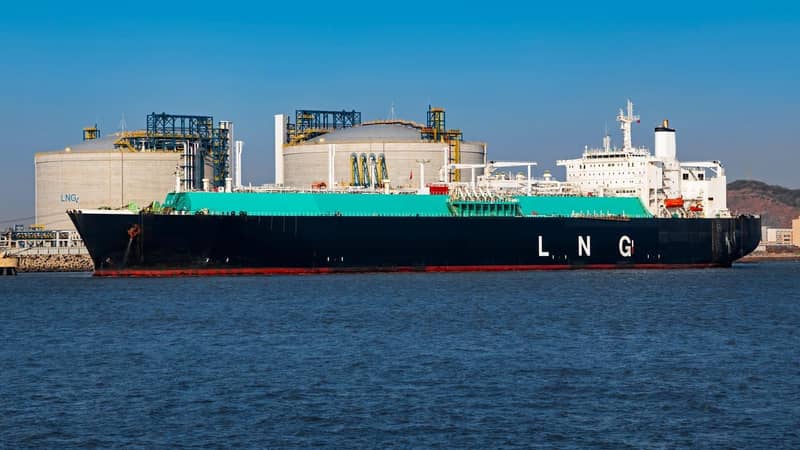 Picture of a LNG (Liquefied natural gas) tanker ship unloading its cargo at Shanghai Yangshan LNG terminal