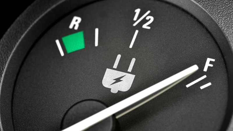 An electric vehicle battery indicator, showing fully charged.