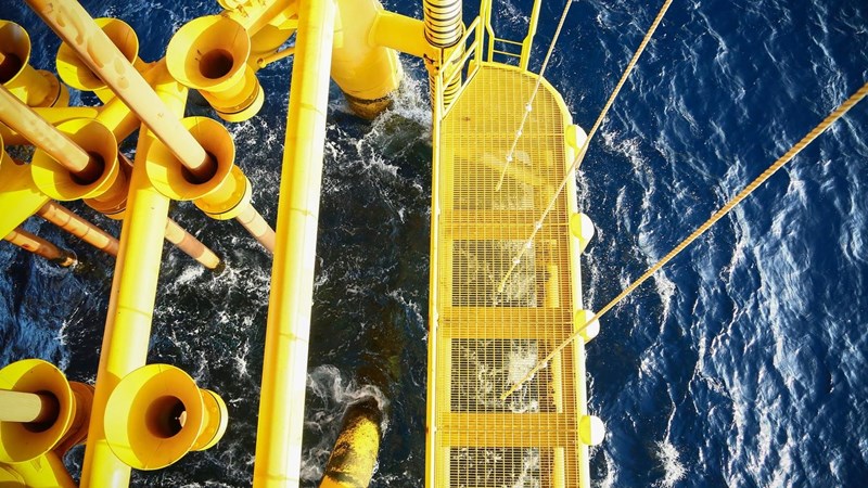 An aerial view of an oil rig in the ocean.