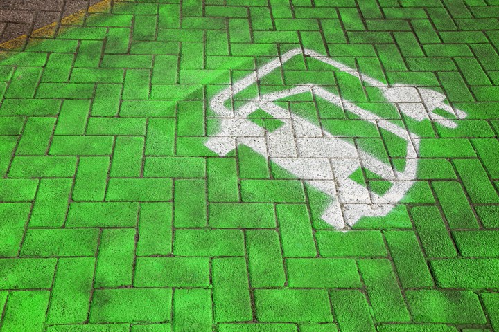 General Motors ups its investment in EVs by 30%, Ford partners with SunRun to develop residential charging solutions and Tesla applies to become a retail electric provider in Texas.