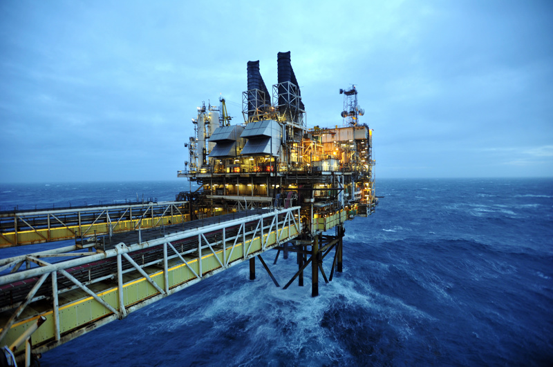 Offshore hydrocarbon production platform
